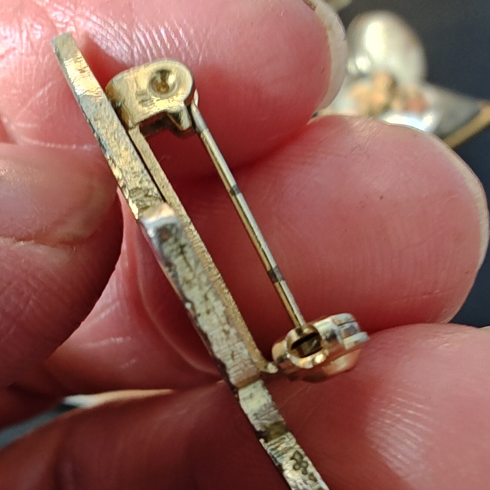 4 Gold-Tone Brooches/Pins - Picture 16 of 16